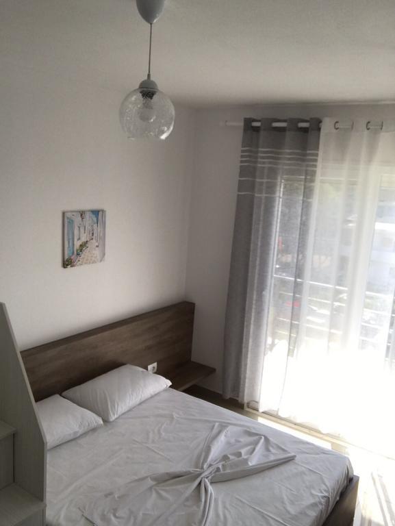 Viktoria'S Apartments Shengjin Bagian luar foto