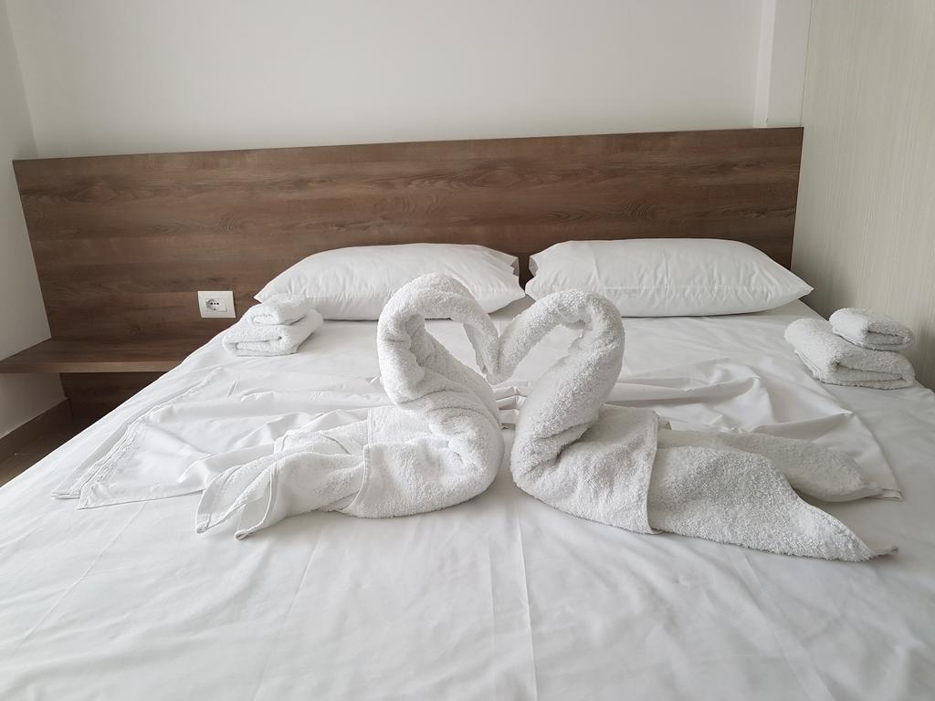 Viktoria'S Apartments Shengjin Bagian luar foto