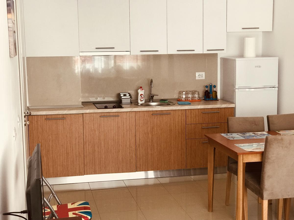 Viktoria'S Apartments Shengjin Bagian luar foto